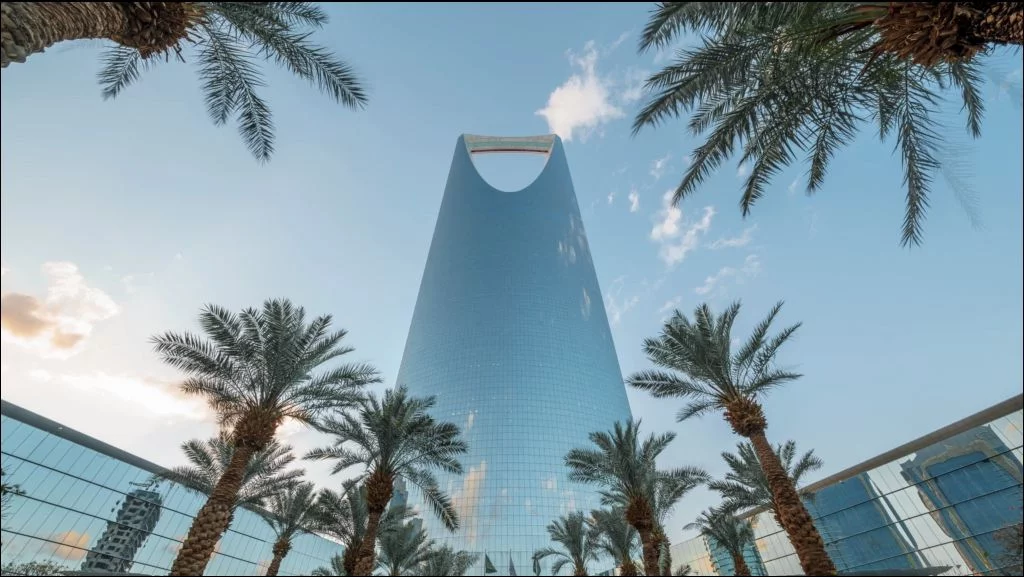 2019 04 13 Saudi Arabia Riyadh AlMamlaka Tower Low Angle Daylight with Clouds WJD8705 - Saudi Arabia, Riyadh Al Mamlakah Tower with Clouds Timelapse, Kingdom Tower