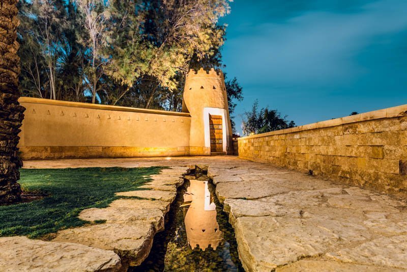 Old Saudi Arabia House with Door and Garden – Mud Architecture – Photo 1