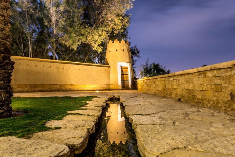 Old Saudi Arabia House with Door and Garden – Mud Architecture – Photo 2