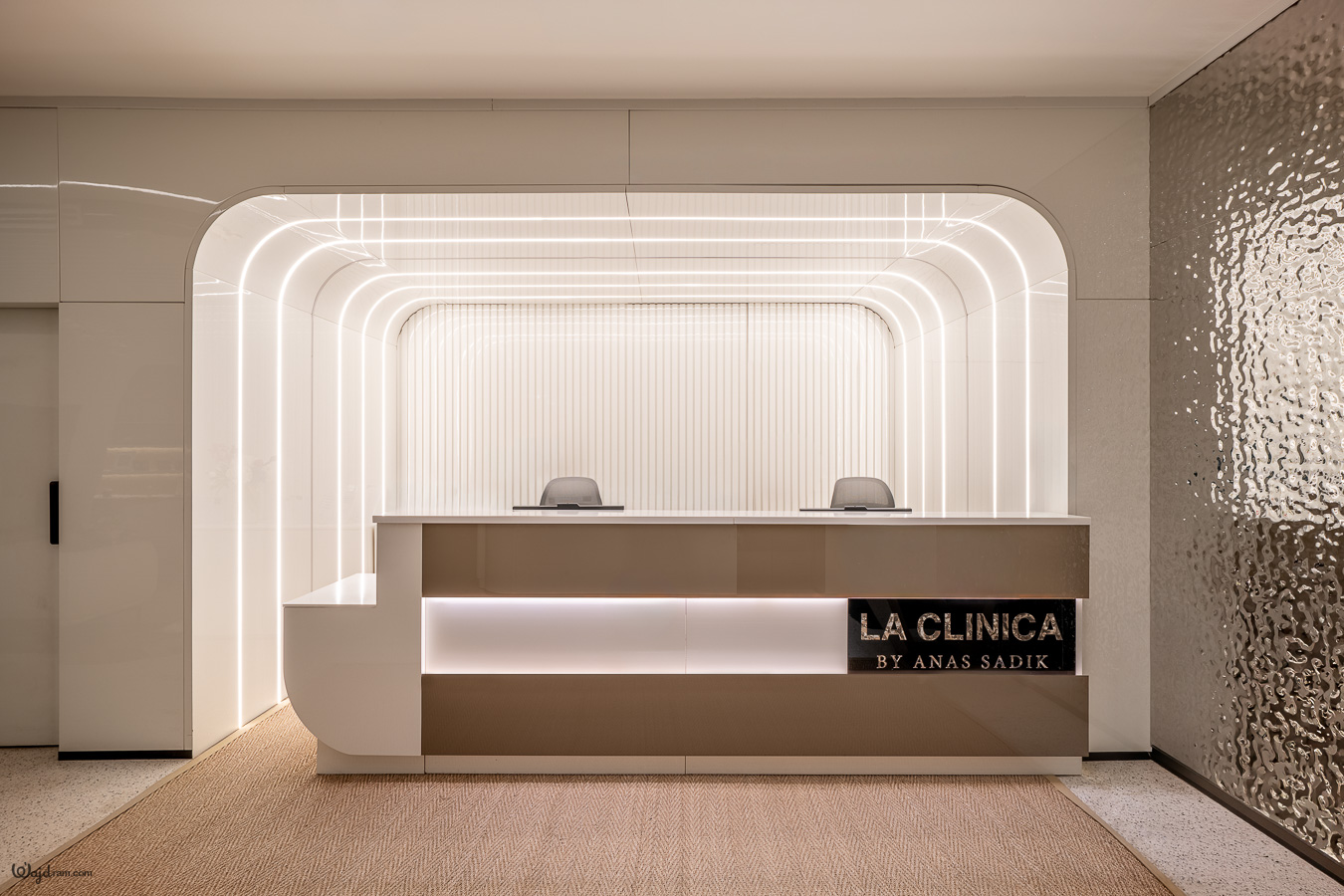 Minimal clinic reception desk framed by rounded architectural openings at La Clinica — architectural photography by Wajd Ramadan for Ipek Baycan Architects, Riyadh.