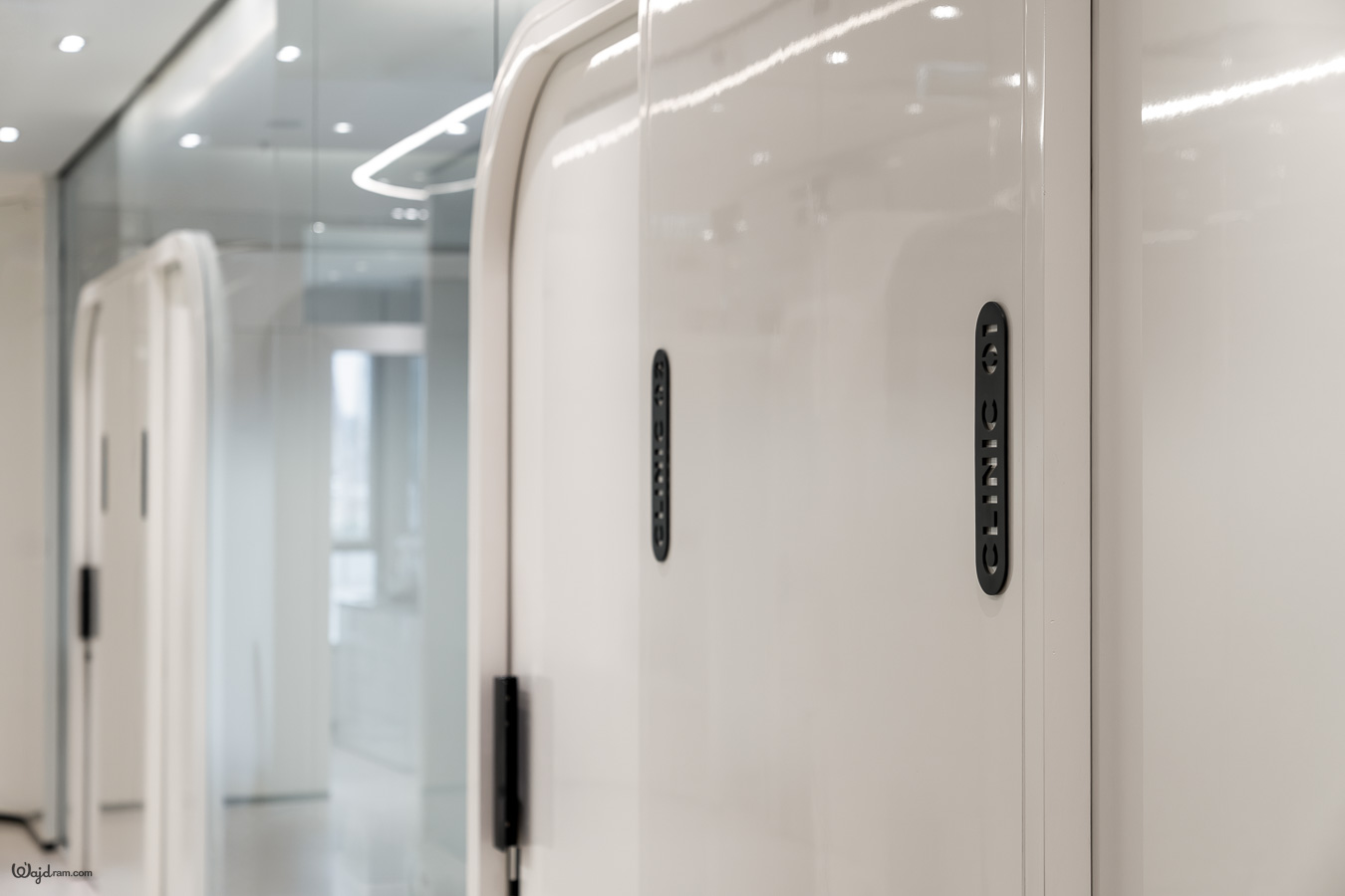 Curved treatment-room entrance and corridor detail at La Clinica Dental Clinic — architectural photography by Wajd Ramadan for Ipek Baycan Architects, Riyadh.